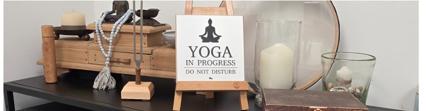 Ruhiger Übungsraum mit Kerzen, Klangschale und Yoga-Setup